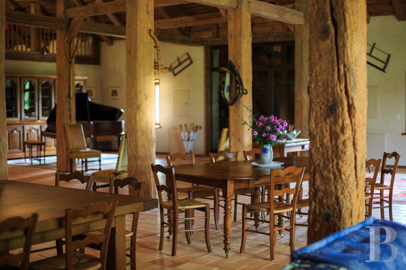 Dans le Haut-Bugey, à mi-chemin entre Lyon et Genève, une ferme abbatiale du 17e siècle transformée en une vaste et confortable demeure.  - photo  n°19
